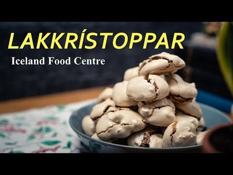 Get into the Icelandic tradition of baking before Christmas. With these easy liquorice meringue you're off to a good start. Oh and you get skip the liquorice! Iceland Christmas Food, Christmas Meringue Cookies, Christmas Meringue, Icelandic Christmas, Liquorice Recipes, Iceland Christmas, Viking Food, Iceland Food, Meringue Cookies