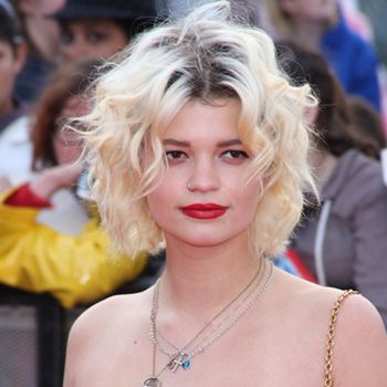 Pixie Geldof with short platinum blond and dark root Dark Hair Roots With Blonde, Platinum Blonde Hair Brown Roots, Platinum Blonde Hair With Shadow Root, Peroxide Blonde, Purple Hair Color Highlights, Grown Out Roots, Hair Dark Roots, Red Highlights In Brown Hair, Short Bleached Hair