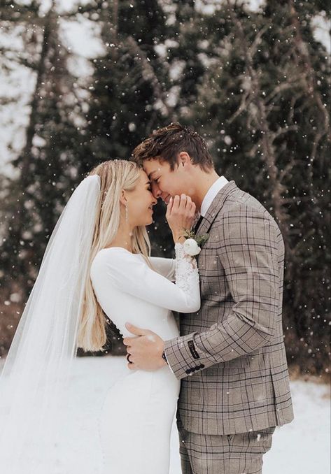 Winter Wedding Snow, Vintage Winter Weddings, Winter Wedding Color Palette, Blue Winter Wedding, Wedding Guest Outfit Winter, Winter Wedding Photos, Snow Wedding, Winter Wedding Guest Dress, Winter Wedding Bouquet