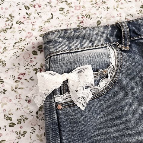 Lacy Jeans, Dolly Doll, Altering Clothes, Embellished Jeans, August 25, Diy Sewing Clothes, Cute Crafts, Senior Year, Daily Look