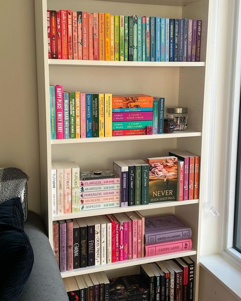 Book Corner Ideas Bedroom, Rainbow Shelf, Book Bedroom, Reading Bookshelf, Bookshelf Aesthetic, Bookshelves In Bedroom, Bookshelf Inspiration, Bookshelf Organization, Bookcase Styling