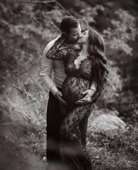 Pumpkin Maternity Photos, Outdoor Pregnancy Photoshoot, Fall Maternity Shoot, Fall Maternity Pictures, Cute Pregnancy Photos, Halloween Maternity, Fall Maternity Photos, Baby Announcement Photoshoot, Maternity Photo Outfits