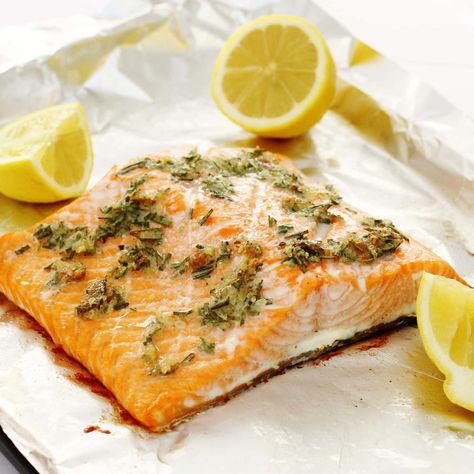 Salmon On The Bbq, Lemon Rosemary Salmon, Rosemary Salmon, Garlic Salmon, Easy Salmon Recipes, Rosemary Garlic, Baked Garlic, Easy Salmon, Baked Salmon Recipes