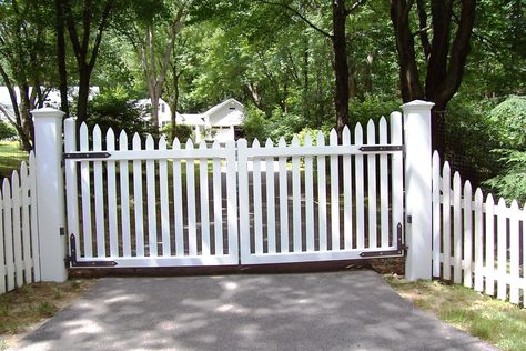 Automated white wood picket gate Picket Fence Gate, Picket Gate, Wood Gates Driveway, Wood Picket Fence, Wood Fence Design, Fence Gate Design, Driveway Entrance, Wood Gate, Fence Styles