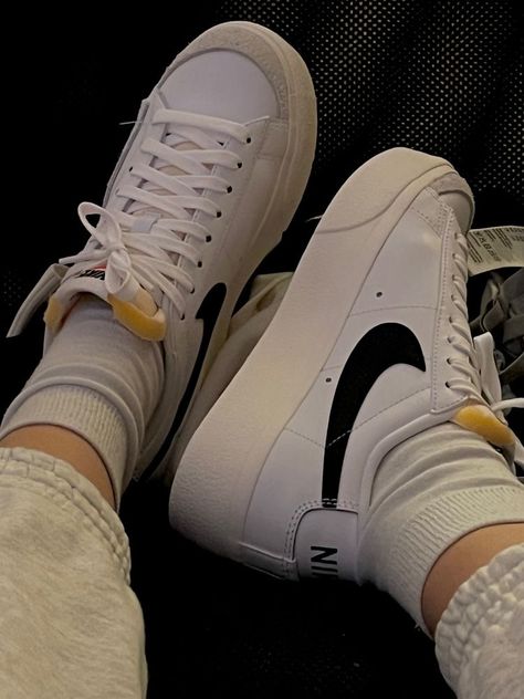 Platforms Aesthetic, Platform Outfit, Nike Blazers Outfit, Nike Blazer Low, Shoes Heels Classy, Blazer Low, All Nike Shoes, Shoes Too Big, Nike Air Shoes