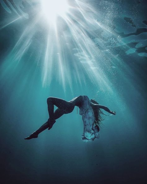 Freediving Photography, Underwater Photoshoot, Photography Underwater, Bawah Air, The Big Blue, Underwater Photographer, Underwater Art, Self Portrait Photography, Underwater Photos