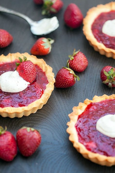 These adorable little tarts are the best way to use your Spring strawberries! | spachethespatula.com #recipe Strawberry Tartlets, Strawberry Tarts, Mini Tart Recipes, Tartlets Recipe, Dessert Thermomix, Mini Tarts, Strawberry Tart, Mini Tart, Strawberry Pie