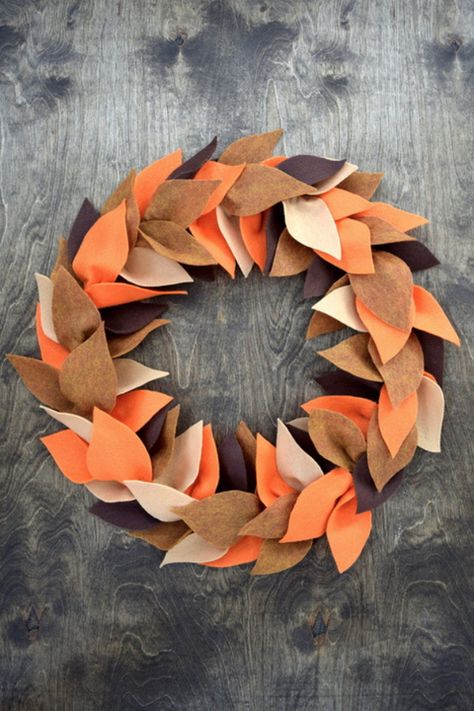 This fall felt wreath will look stunning all season long.  #holiday #thanksgiving  #diy #homeinspo #diyhomedecor #inspiration Fall Felt Wreath, Crafts Wreaths, Felt Leaf, Fun Holidays, Felt Flower Wreaths, Rustic Christmas Wreath, Wool Work, Felt Wreath, Fall Stuff