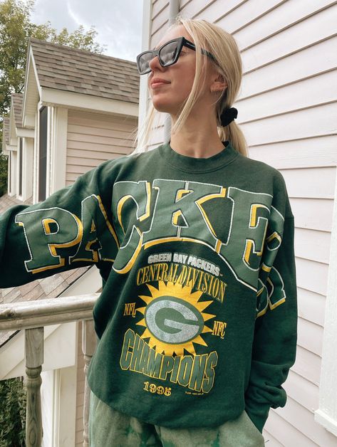 SUPER RARE Vintage 1995 Packers sweatshirt letters across chest Green Bay football NFL Vintage 90s sweatshirt Super Bowl classic collector Green Bay Packers Outfits Woman, Vintage Jacket Outfit, Green Bay Packers Clothing, Green Bay Packers Hoodie, Green Bay Packers Sweatshirt, Packers Sweatshirt, Nfl Vintage, June Bug, Distressed Sweatshirt