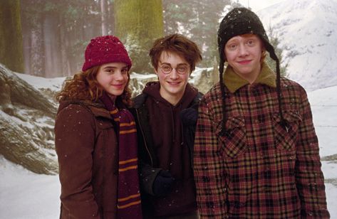 Uma apreciação das malhas nos filmes de Harry Potter | Mundo Mágico Harry Potter Trio, Harry Potter Fanları, Citate Harry Potter, Ron And Harry, Glume Harry Potter, Gellert Grindelwald, Buku Harry Potter, The Golden Trio, Harry Potter Icons