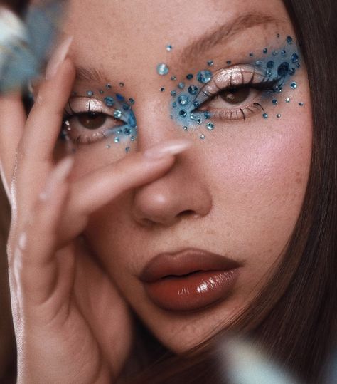 Space Glam Makeup, Runway Makeup Looks 2023, Fantasy Makeup Ideas Creative, Hot Glue Makeup, Makeup Strass, Fashion Makeup Editorial, Scifi Makeup, Makeup With Crystals, Funky Makeup Looks