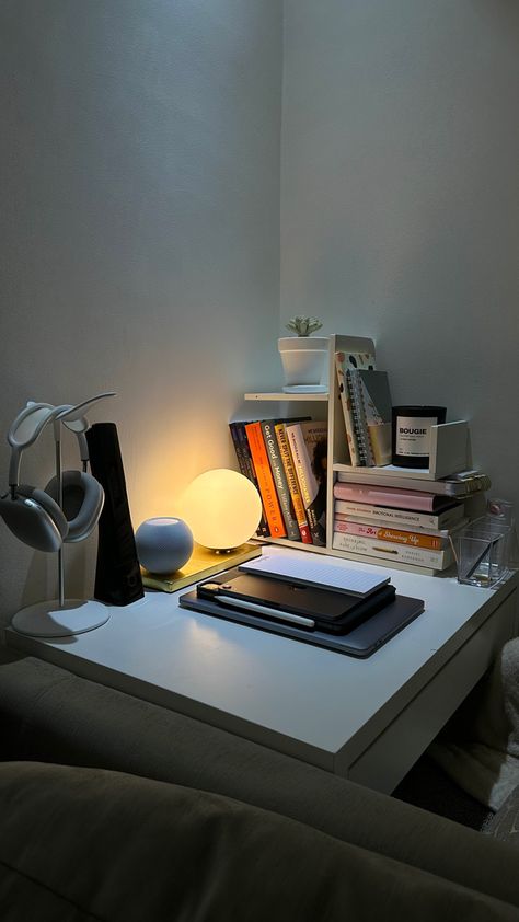 Aesthetic Small Desk, Small Desk Setup Ideas, Study Desk Decor, Study Decor, Study Room Decor, Minimalist Room, Study Motivation Inspiration, Internet Connection, Small Desk