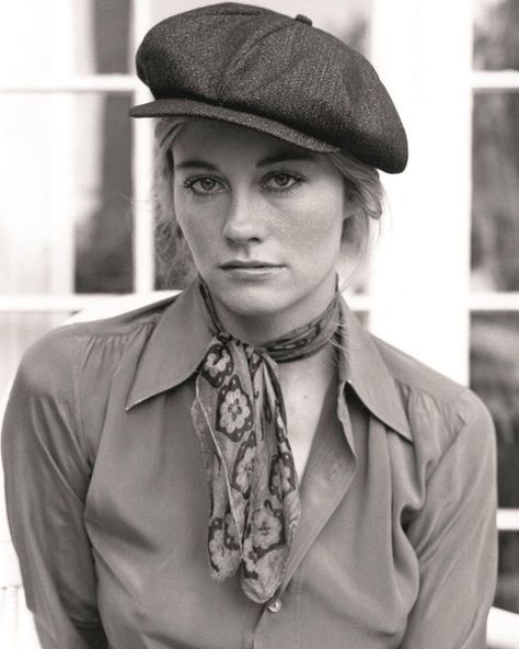 Coral Grace on Instagram: “Actress Cybill Shepherd #fashion #fashionphotography #beauty #style #styleinspo #styleicon #1960sfashion #vintage #vintageclothing…” 70s Celebrities, Susan Dey, Cybill Shepherd, 1960’s Fashion, Beautiful Hairstyle, Dramatic Classic, 70s Inspired Fashion, Makeup Hairstyle, Female Actresses