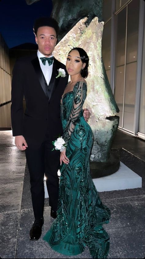 Follow me for more !! Green Prom Couple, Prom Black Couples, Baddie Prom Dresses, Baddie Prom, Prom Couples Outfits, Long Sleeve Mermaid Prom Dress, Emerald Green Prom Dress, Classy Prom, Prom Couples