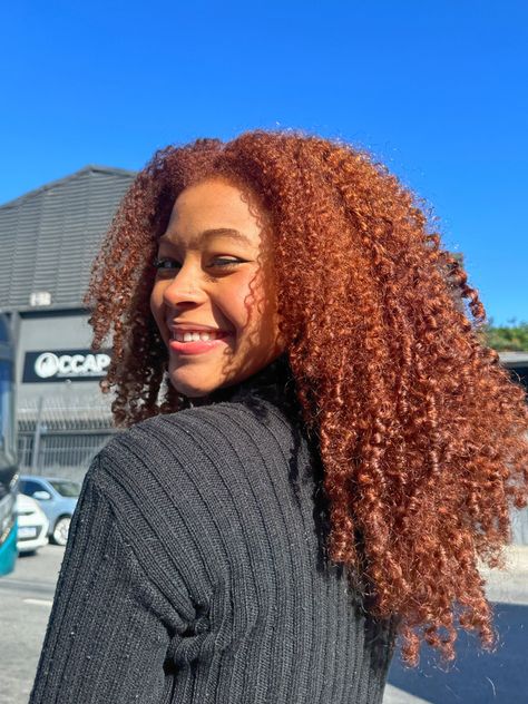 Red Hair On Brown Skin, Blonde Highlights Curly Hair, Pretty Red Hair, Hair Color For Brown Skin, Thick Natural Hair, Highlights Curly Hair, Natural Curly Hair Cuts, Ginger Hair Color, Girls With Red Hair