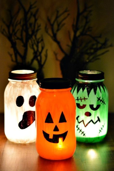 Epic Halloween decor! Mason Jar Halloween Crafts, Halloween Lanterns Diy, Glow Halloween, Dekorasi Halloween, Halloween Jars, Halloween Mason Jars, Easy Diy Halloween Decorations, Halloween Fest, Homemade Halloween Decorations