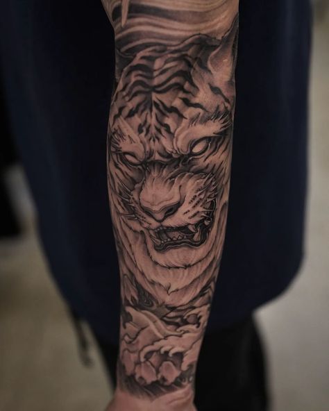 Jason Lau on Instagram: “Tiger on forearm for Nick, thank you for coming by!” Japanese Tiger Forearm Tattoo, Men Tiger Tattoo, Forearm Tiger Tattoo, Tiger Leg Tattoo, Tiger Tattoo Forearm, Tiger Tattoo Men, Tiger Sleeve Tattoo, Mad Tattoo, Tiger Forearm Tattoo