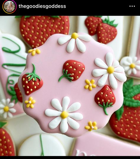 Strawberry Cookie Decorating, Picnic Decorated Cookies, Berry Cookies Decorated, Strawberry Sugar Cookies Decorated, Strawberry Decorated Cookies, Strawberry Theme Cookies, Strawberry Cookies Decorated, Sugar Cookies Decorated Ideas, Spring Decorated Cookies