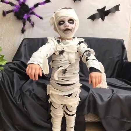 Disfraces de Halloween para niña caseros: momia Little Boy Halloween Makeup, Kids Boys Halloween Costumes, Boys Halloween Makeup Kids, Toddler Zombie Costume Boy, Scary Bear Costume, Boys Zombie Makeup, Halloween Makeup Ideas For Boys, Diy Halloween Scary Costumes, Scary Boy Halloween Costumes