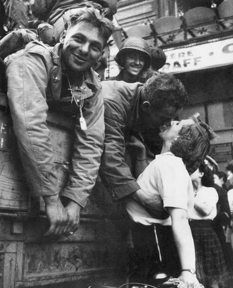 An American Soldier Leans Over The Side Of An Army Vehicle As He Kisses A French Woman On A Bicycle During The Liberation Of Paris, 1944 Liberation Of Paris, American Soldier, History Nerd, Vintage Versace, August 25, American Soldiers, Photo Vintage, Vintage Vogue, A Kiss