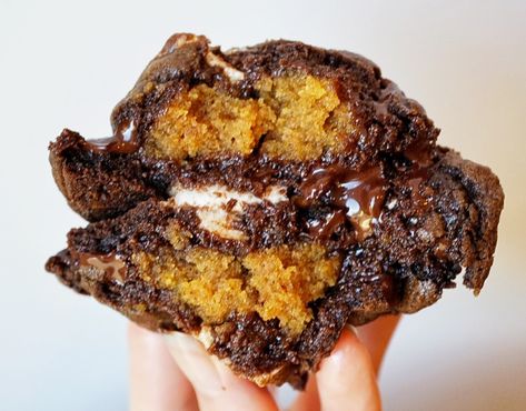 Pumpkin Brownie Stuffed Chocolate Chip Pumpkin Pie Stuffed Cookies, Cookies Levain, Chocolate Chip Cookie Cake Recipe, Desert Cottage, Cottage Recipes, Chocolate Crumbs, Pumpkin Brownies, Pumpkin Cookie Recipe, Perfect Cookies