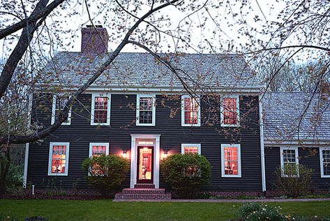 Dark Colonial Exterior, Colonial Home Front Door, Black Colonial House Exterior, Saltbox Houses Exterior, Saltbox Farmhouse, New England Colonial House Exterior, Saltbox Colonial, New England Colonial House, Colonial Addition