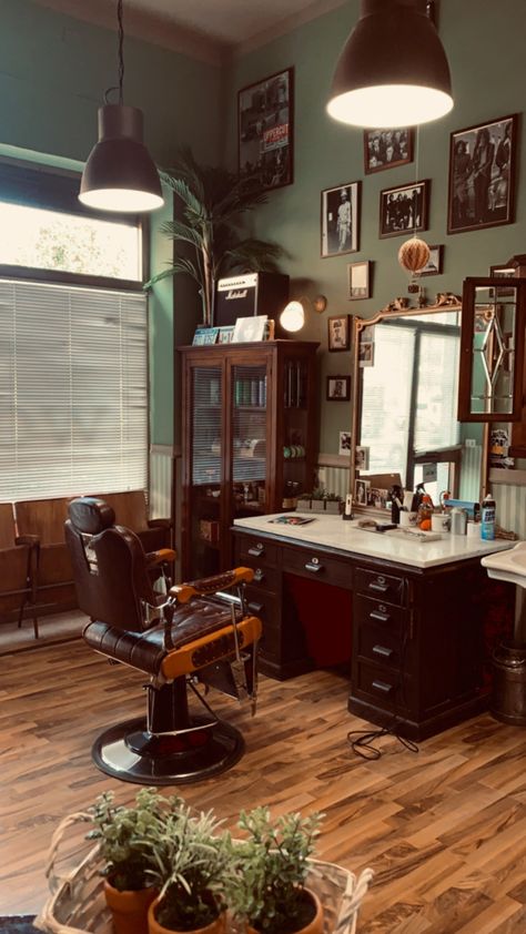 Retro Barbershop Interior, Mens Barbershop Interior Design, Victorian Barber Shop, 1950s Barber Shop, Old School Interior Design, Old School Barbershop, Classic Barbershop Design, Rustic Barber Shop Decor, Barber Shop Interior Vintage