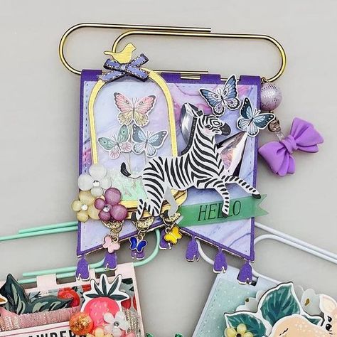 Hannah on Instagram: "Look at these jumbo paper clip banners!! So cute, aren’t they🤩🤩 Created by @prisgemicinc 💖 Die used KSCRAFT jumbo paper clip banner set💖 #kscraft #diecutting #paperlove #paperpiecing #scrapbooking #scrapbookingideas #scrapbooklayout #scrapbookingsupplies #crafty #embellishment #diyembellishments #handmade #handmadecards #handmadegreetingcards #happymail #snailmail #snailmaillove #instacrafts #papercraftersofinstagram #craftygirl #craftymama #creative #metaldies #diecuts Jumbo Paper Clip Ideas, Paperclip Crafts, Crafty Mama, Instagram Look, Paper Clips, Happy Mail, Scrapbook Supplies, Craft Inspiration, Paper Piecing