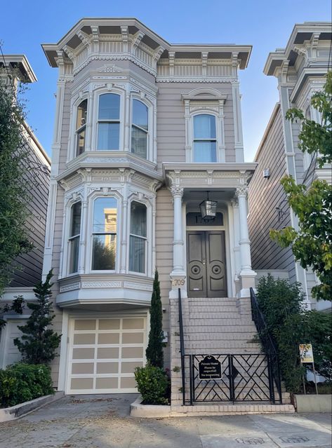 full house san francisco San Francisco Townhouse Bloxburg, San Francisco House Exterior, Houses Reference, San Francisco Townhouse, Aesthetic House Exterior, Cottage Core Bloxburg House, Architecture Studies, Edwardian Architecture, Bloxburg Town