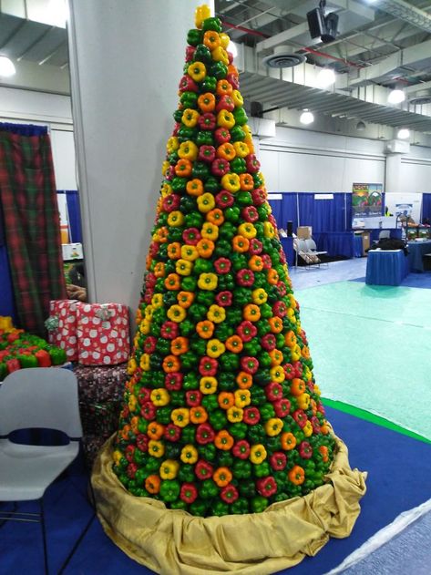 12 Foot Farmer's Christmas Tree Made Entirely Out Of Bell Peppers 12 Foot Christmas Tree, Amazing Christmas Trees, Christmas Is Over, Creative Christmas Trees, Traditional Christmas Tree, Holiday Mood, Fruit Tree, Christmas Tree Design, Christmas Box