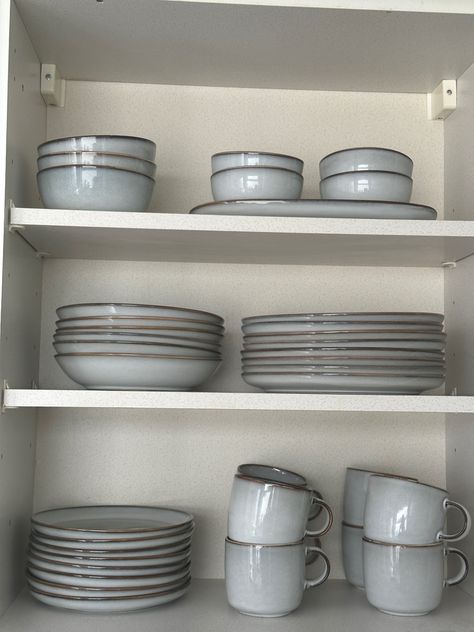 Ikea Plates Dinnerware Sets, Ikea Dishes Set, Kitchen Plates Aesthetic, Cute Bowls Aesthetic, Plate Sets Aesthetic, Plates And Bowls Set Aesthetic, Plates And Bowls Organization, Aesthetic Plates And Bowls Set, Dishes Sets Modern