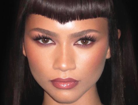 zendaya 2000s Makeup Looks, Zendaya Makeup, Red Carpet Makeup, Y2k Makeup, Show Makeup, Brown Eyeshadow, Face Card, Baddie Makeup, Grunge Makeup