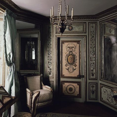 Gothic Victorian Homes, 18th Century Aesthetic, Victorian Era Aesthetic, 19th Century Aesthetic, Beautiful Bedroom Inspiration, February 14th, Victorian Mansions, Goth Home, Parisian Life