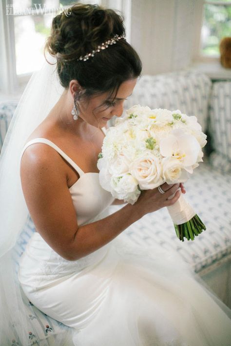 White Cream Wedding, White Bouquet Wedding, Cream Wedding Bouquet, Wedding With Greenery, Bridal Bouquet Styles, Bouquet Pastel, Sanggul Modern, White Rose Wedding Bouquet, Greenery Wedding Bouquet