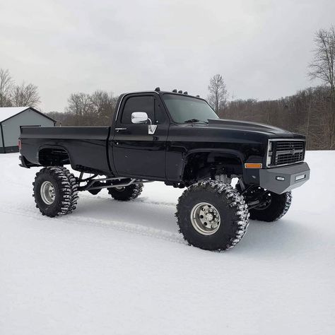 Lifted Square Body Chevy, Square Body Chevy, Jacked Up Chevy, Jeep Pickup Truck, Trucks Lifted Diesel, Vintage Pickup Trucks, Mud Trucks, Chevy Pickup Trucks, Jeep Pickup