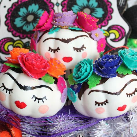 Coco Pumpkin Decorating, Frida Kahlo Pumpkin Painting, Coco Pumpkin, Frida Pumpkin Painting, Pumpkin Painting Ideas Dia De Muertos, Dia De Los Muertos Pumpkin Ideas, Frida Pumpkin, Mexican Pumpkin Painting, Frida Kahlo Pumpkin