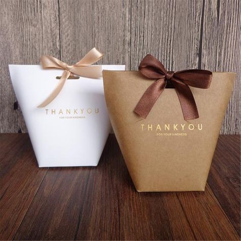 Lolly Bags, Paper Bag Design, Gift Wrap Box, Minimalist Gifts, Gift Box Packaging, Xmas Party, Candy Bags, Bag Packaging, Paper Bags