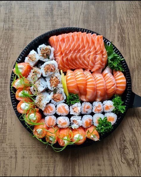 Sashimi Aesthetic, Japanese Food Dishes, Sushi Board, Japanese Food Sushi, Sushi Platter, Food Innovation, Foreign Food, Sleepover Food, Food L