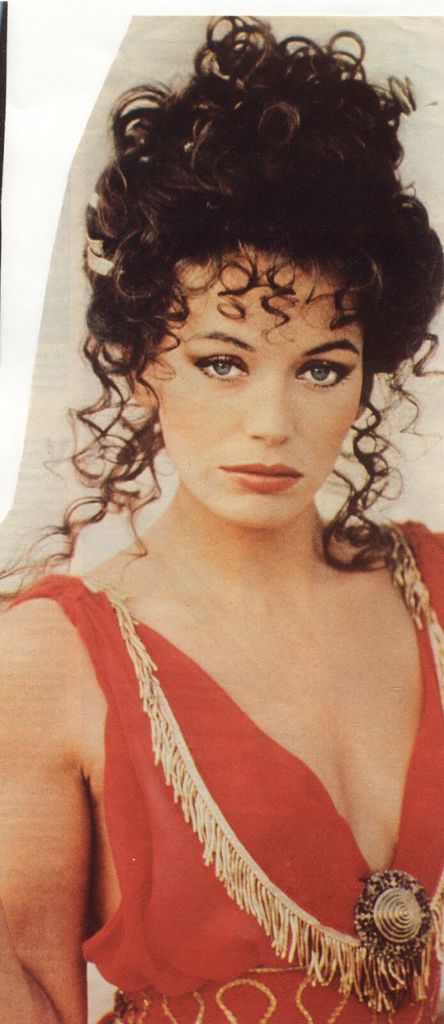 Lesley Anne Down young and Beautiful. Lesley Anne Down, Dark Hair Blue Eyes, Olivia Hussey, Linda Evans, Elizabeth Montgomery, Kristin Kreuk, Classic Actresses, English Actresses, British Actresses