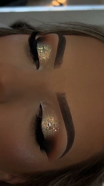 Gold Glitter Makeup, Birthday Makeup Looks, Prom Eye Makeup, Prom Makeup Looks, Makeup For Black Skin, Birthday Makeup, Face Makeup Tips, Eye Makeup Steps, Glam Makeup Look