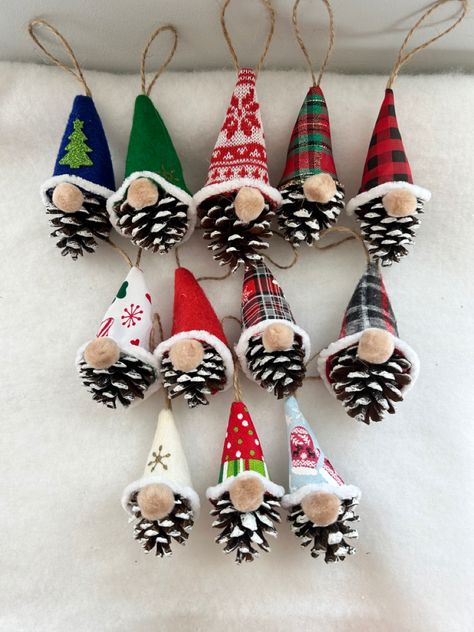 Pine Cone Elf, Mini Pinecone Crafts Ideas, Mini Pine Cone Crafts, Gnome Pinecone Ornament, Tiny Pinecone Crafts, Mini Pinecone Crafts, Pine Cone Gnomes Diy, Pinecone Gnomes Diy, Pinecone Gnome Ornaments