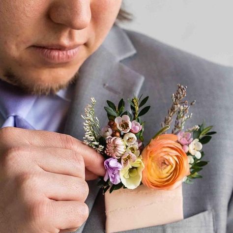 Wedding Florist • Chattanooga on Instagram: "Still loving this floral pocket square from our styled shoot in the Spring.  I love the idea of doing this for the groom, and then having all of the other groomsmen with regular boutonnières…all a little different but coordinating with the groom’s.  .  VENDORS: Florist: @langfloraldesigns  Photographer: @emeraldandivyphoto  Venue: @parkside.hall  Caterer: @tasteful_gatherings  Linen & Dish Rentals: @tasteful_gatherings  Cakes: @bssweets  Bar Cart: @singlebarrelevents  Gown: @lillian.ruth.bride  Tux: @prestigetuxedo  Ring: @forever_moissanite  . #floralpocketsquare #boutonniere #pocketsquare #groomsattire  #gardenstylebouquet #gardenstylewedding #gardenstyleflorals #cottagecorewedding" Spring Pocket Boutonniere, Boutineer Pocket Square Diy, Wearable Florals, Cottage Core Wedding, Floral Pocket Square, Floral Pocket, Wrist Corsage, Wildflower Wedding, Groom Attire