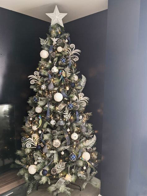 Navy Baubles Christmas Tree, Blue Baubles Christmas Tree, Navy And White Christmas Tree, Navy Christmas Tree Decorations, White Themed Christmas Tree, Classy Christmas Tree, Art Nouveau Christmas, Navy Christmas Tree, Tree Colour