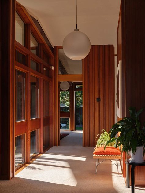 A sunlit entryway leads to three bedrooms along the right side of the home, and the living areas along the left. A wall of windows overlooks the central patio and solar-heated swimming pool. #dwell #midcenturymodern #realestate #newzealand Midcentury Modern Beach House Exterior, 70s Japanese Interior Design, 70s Beach House, Mid Century House Interior, Mid Century Beach House, 80s House, Beam Structure, Traditional Japanese Architecture, Renovation Inspiration