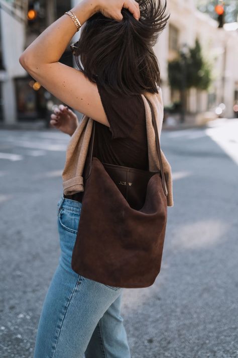 Best Fall Accessories For 2024 J Crew Berkeley Bucket Bag, Bucket Bag Outfit, Bucket Bags Outfit, Signature Outfit, Make Outfits, Tote Bag Outfit, Loafers Trend, Bucket Tote Bag, Western Trend