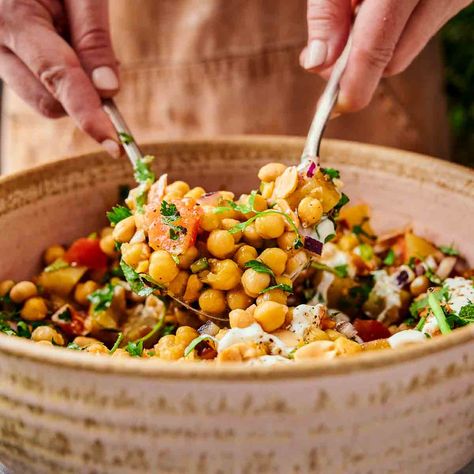 Chickpea Chaat, Low Cal Lunch, Chana Chaat Recipe, Chickpea Recipe, Samosa Chaat, Urdu Recipe, Popular Side Dishes, Tamarind Chutney, Chaat Recipe