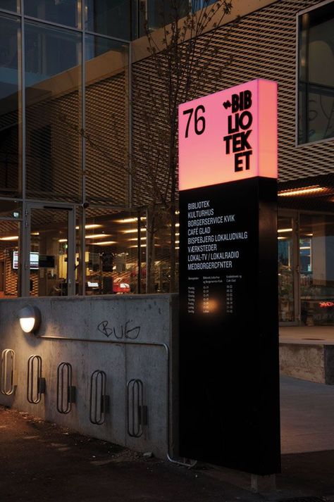 Rama Studio (哥本哈根，丹麥) Monument Signage, Pylon Signage, Entrance Signage, Totem Design, Pylon Sign, Signage Board, Wayfinding Signage Design, Monument Signs, Wayfinding Signs