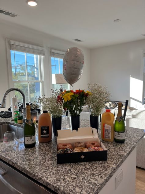 Sweet Birthday Gifts For Girlfriend, Surprise Dinner For Girlfriend, Wake Up Birthday Surprise, Bday Morning Surprise Wake Up, Surprise Girlfriend Birthday, Birthday Surprise Girlfriend, 21st Birthday Morning Surprise, Birthday Morning Surprise For Husband, Airbnb Birthday