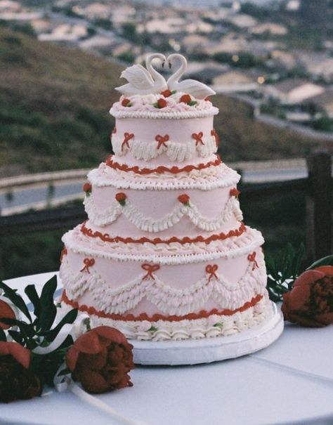 Crazy Wedding Cake, 1960s Wedding Cake, Frilly Wedding Cake, Interesting Wedding Cakes, 60s Wedding Cake, 1950s Wedding Cake, Coquette Wedding Cake, Coquette Wedding Aesthetic, Old Fashioned Wedding Cake