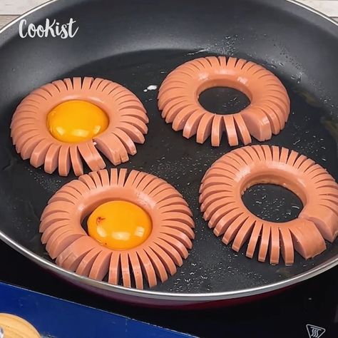 Cookist Wow on Instagram: “Hot dog sausage flowers: a fun and tasty recipe to try 😍😍 Do you like the result? INGREDIENTS Sausages Eggs Oil Salt Chives METHOD Place…” Hot Dog And Eggs Breakfast, Hot Dog With Egg, Hot Dog And Eggs, Fun Hot Dog Recipes, Sausage Flowers, Hot Dog Breakfast, Breakfast Hot Dog, Hot Dog Sausage, Dog Breakfast